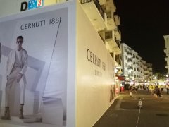 商場(chǎng)搞裝修圍擋貼畫